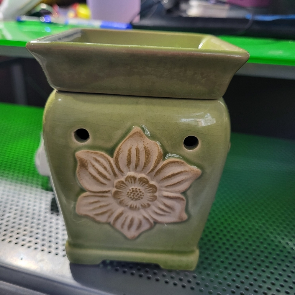 Scentsy Warmer "Daphne" Pls Read Description